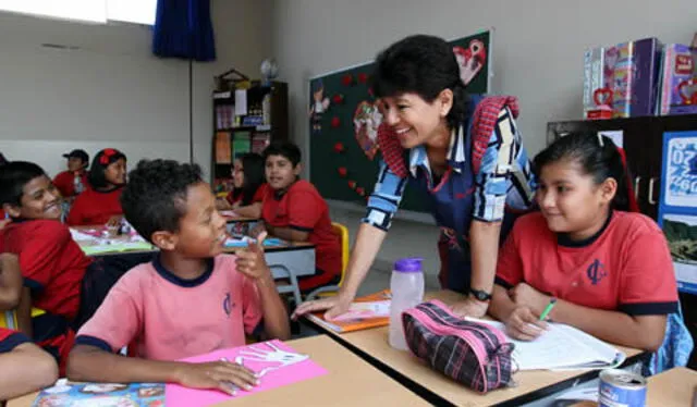 Auxiliares son el principal soporte de los docentes en las escuelas de Perú. Foto: Gob   