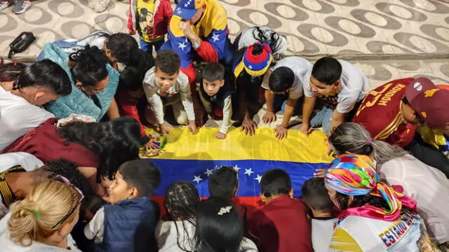  En Chiclayo, familias rezaron, reunidas, unidas, en torno a su bandera. Créditos: Emmanuel Moreno / URPI-LR   