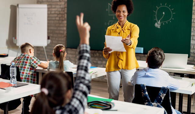  La presencia de agentes del ICE en instituciones educativas ha provocado un clima de temor y desconfianza entre los estudiantes y sus familias. Foto: Enlace latino    