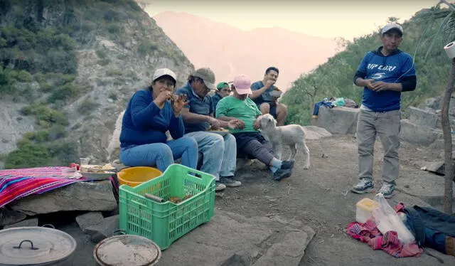  Comunidad degustando la pachamanca al aire libre. Foto: Sopa de mote. Foto: Calixto Serna - México Cooking Club   