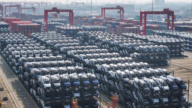 Fabricantes como Volvo, Polestar (ambas controladas por el grupo chino Geely) y BYD podrían verse afectados por esta medida. Foto: AFP   