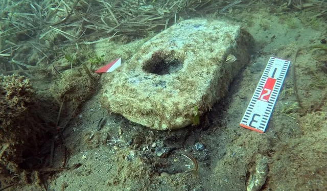  Arqueólogos hallaron cuatro anclas de piedra prehistóricas junto a los restos del naufragio. Foto: Universidad de Udine   