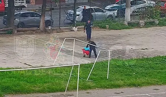  Llegó hasta parque y esperó a policías. Foto: YouTube   