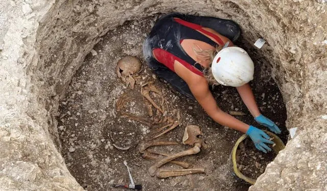  El equipo arqueológico descubre un esqueleto de la Edad de Hierro en Dorset. Foto: Universidad de Bournemouth   