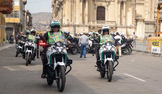  Ahora resulta que faltan policías para manejar las motos. ¿No se coordinó antes?   