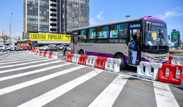  La ATU reubica paraderos del corredor Morado en la plaza Miguel Grau en el Cercado de Lima. Foto: ATU   