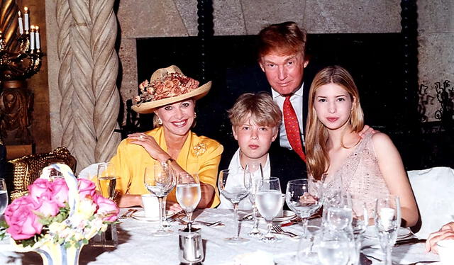  Ivana Trump, su hijo Eric Trump, su exesposo, el empresario Donald Trump, y su hija Ivanka Trump en un retrato familiar.   