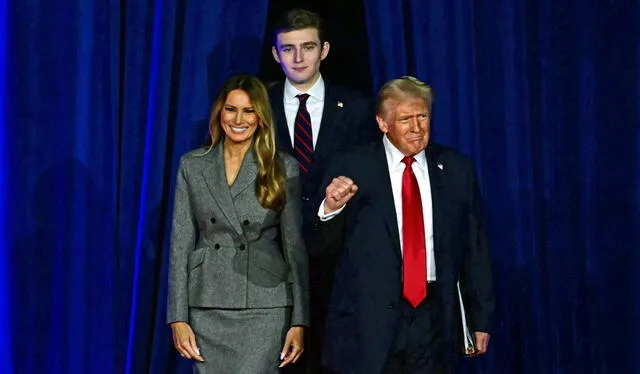  Barron Trump con sus padres, Donald y Melania Trump. Foto: AFP   