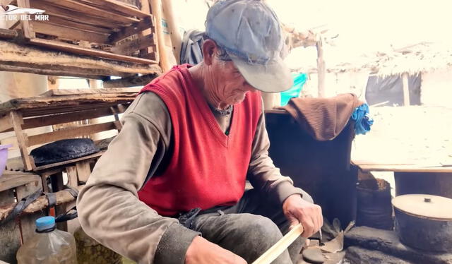  Don Victor recolecta madera para cocinar a leña. Foto: Victor del Mar   