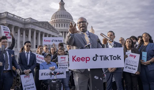  Creadores de contenido y ciudadanos en Estados Unidos protestaron frente al Capitolio. Foto: Euronews.    