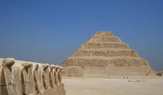  La pirámide escalonada de Zoser, en Saqqara, construida hacia 2630 a. C., es la más antigua del mundo y precursora de las pirámides de Guiza. Foto: Pyramids of Giza.    