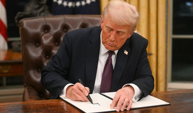  Donald Trump ha firmado diversos decretos ejecutivos cuestionables en sus primeros días de gobierno. Foto: AFP 