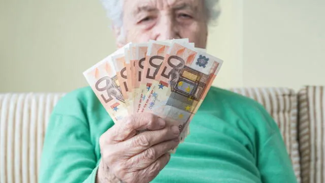  Según la revalorización aprobada por el Gobierno, en 2025 las pensiones contributivas en España aumentarán un 2,8%. Foto: La Grada   