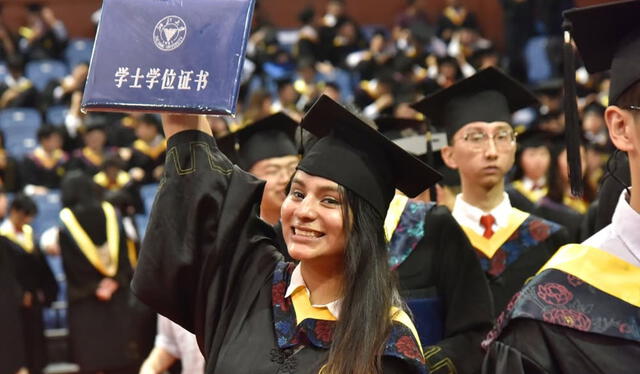  Carolina se graduó con honores en la Universidad Zhejiang. Foto: Instagram/Carolina.qiao   