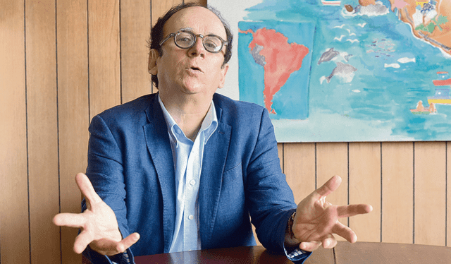  Exviceministro Jorge de Echave es uno de los demandantes.   