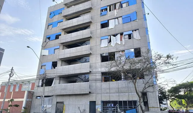  Vecinos de la urbanización San Nicolás resultaron heridos luego de que se produjeran el atentado con explosivos. Viviendas, negocios, una escuela y la Universidad Nacional de Trujillo fueron afectados por la onda expansiva. Foto: LR<br><br><br>    