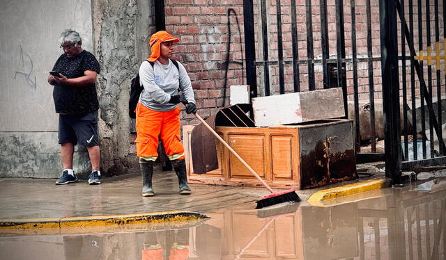 Agentes municipales prestaron apoyo para la limpieza de las calles. Foto: Marcia Chahua/La República   