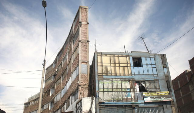  El edificio más estrecho de Lima mide apenas 1,20 metros de ancho en su lado más angosto y fue construido en el año 2013, inicialmente con tres pisos, aunque luego se ampliaron ilegalmente hasta llegar a siete niveles. Foto: Cristina Gálvez / URPI-LR   