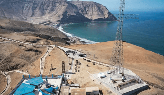  El nuevo Gran Mirador de Lima, ubicado en el Morro Solar de Chorrillos, ofrece a sus visitantes una vista privilegiada al mar. Foto: Instagram   