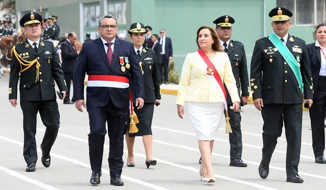  Pacto. La presidenta Dina Boluarte, con la participación del ministro Santiváñez, pasó al retiro al coronel Harvey Colchado. Foto: difusión   