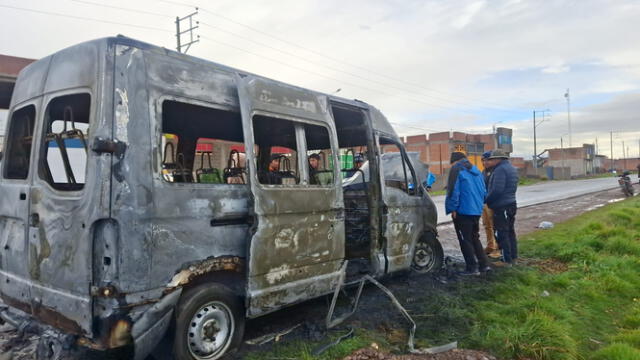  Minivan terminó incendiada por pobladores en Puno. Foto: Cinthia Álvarez/La República   