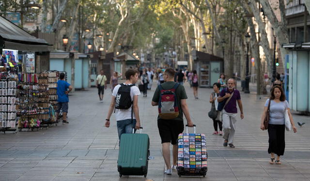  España recibe millones de turistas cada año, lo cual también genera incrementos en su economía. Foto: Bolsamania   