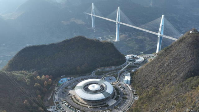  Guizhou, rodeada de montañas y desfiladeros, es hogar de casi la mitad de los 100 puentes más altos a nivel mundial. Foto: UnoTV.    