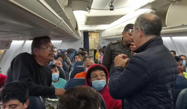  Imágenes dentro del avión con colombianos. Foto: X    