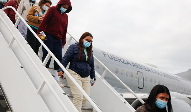  Mujeres y hombres colombianos llegan a su país. Foto: X  