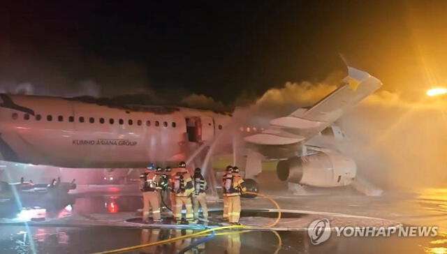 El incendio, que comenzó en la parte trasera del avión, fue controlado por los bomberos en aproximadamente una hora después. Foto: Yonhap News   