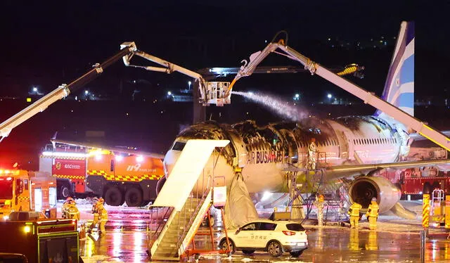 El Airbus A321, con 17 años de antigüedad, sufrió daños significativos en el fuselaje, y la causa del incendio está bajo investigación. Foto: AFP   