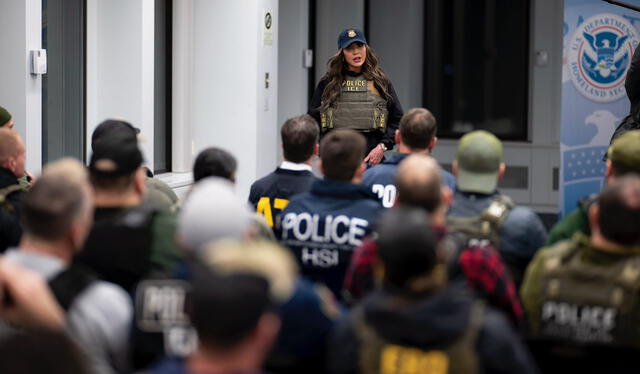  Las redadas de esta semana comenzaron el domingo en Chicago y continuaron el martes por la mañana en Nueva York, en un operativo dirigido en el terreno por la nueva secretaria de Seguridad Nacional, Kristi Noem. Foto: EFE   