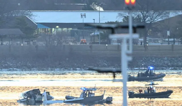  Los equipos de rescate continúan buscando a los 64 pasajeros que iban abordo del vuelo American Eagle 5342. Foto: AFP.<br><br>    