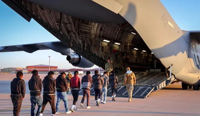  Deportación de inmigrantes en aviones militares de EE.UU. Foto: CNN   