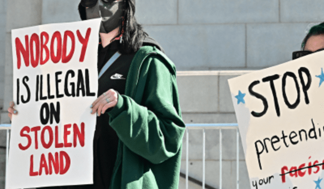  Activistas protestan contra las políticas de inmigración del presidente de EE. UU., Donald Trump, el 29 de enero de 2025, en Los Ángeles, California. Foto: AFP.<br><br>    