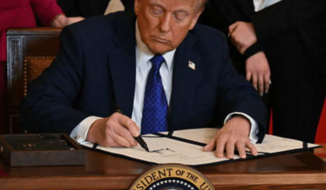  El presidente Donald Trump firma la Ley Laken Riley en la Sala Este de la Casa Blanca en Washington, D.C. Foto: Pedro Ugarte / AFP<br><br>    