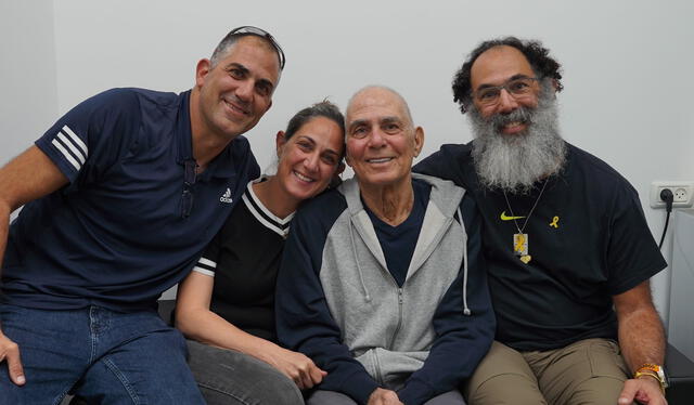  Gadi Moses se reencuentra con sus hijos tras más de 480 días en cautiverio. Foto: FDI.  