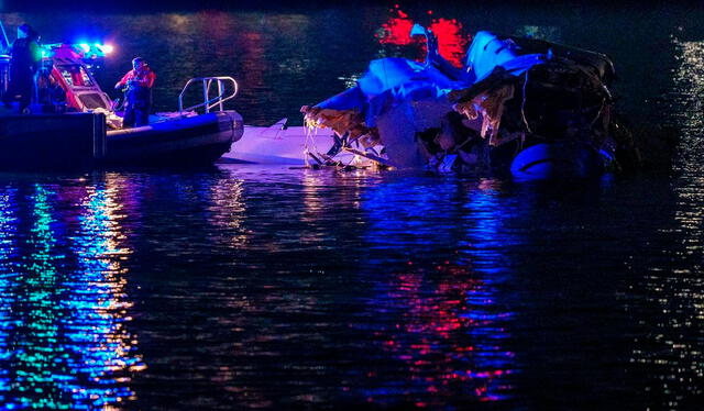  Expertos en aviación analizan diferentes factores que pudieron contribuir a la tragedia del avión de American Airlines. Foto: El Periódico   