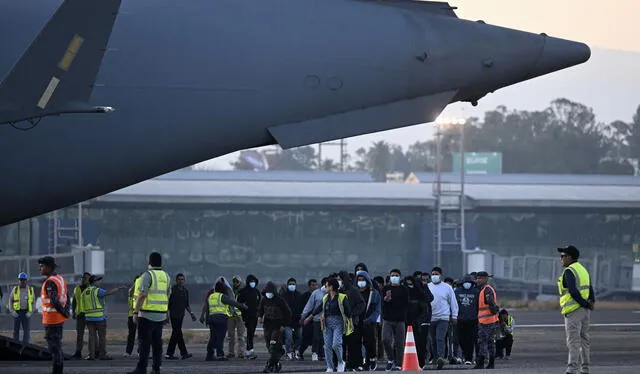  Migrantes guatemaltecos deportados de Estados Unidos en un avión militar estadounidense caminan por la pista de la Base de la Fuerza Aérea Guatemalteca en Ciudad de Guatemala. Foto: JOHAN ORDÓÑEZ / AFP<br><br>    