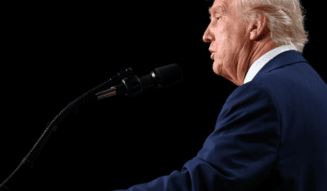  Donald Trump habla en la cena de la Conferencia de Miembros Republicanos de la Cámara en el Trump National Doral Miami. Foto: AFP.<br><br>    