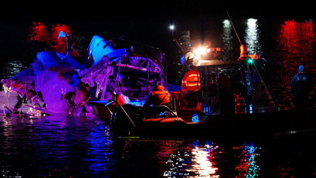  Fallecieron 67 personas al colisionar un avión comercial con un helicóptero militar en Washington. Foto: RTVE.    