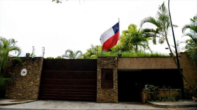  El cierre de los consulados chilenos en Venezuela deja a miles de ciudadanos vulnerables, dificultando la obtención de documentos esenciales. Foto: La Tercera   