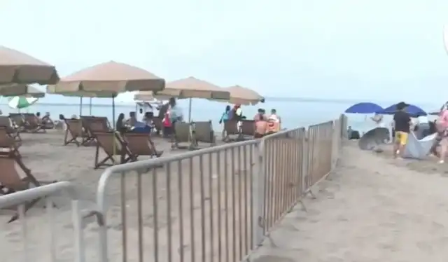  Bañistas incómodos por colocación de rejas de metal. Foto: Panamericana   