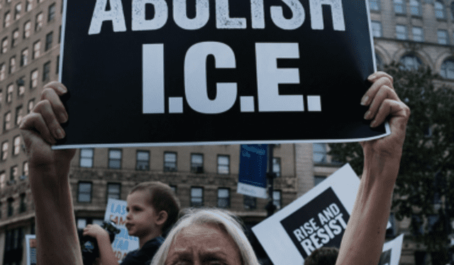  Defensores de los derechos de los inmigrantes y otros participan en una manifestación en el Edificio Federal en el sur de Manhattan. Foto: AFP<br><br>    