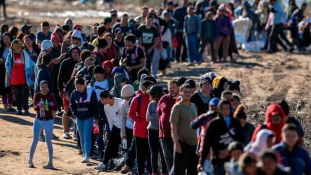 Expertos legales advierten que esta medida podría generar conflictos judiciales y tensiones con México, apuntando a un esfuerzo por militarizar la frontera y agravar la crisis humanitaria que enfrentan los migrantes. Foto: CNN.    