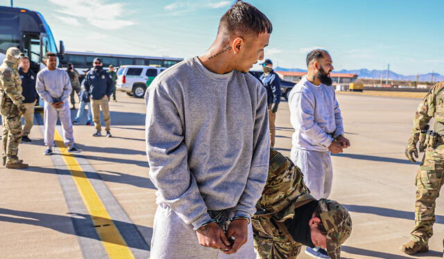 La situación de estos migrantes, que ya enfrentan antecedentes criminales, plantea serias dudas sobre el respeto a los derechos humanos en el proceso de deportación. Foto: X/@Sec_Noem La situación de estos migrantes, que ya enfrentan antecedentes criminales, plantea serias dudas sobre el respeto a los derechos humanos en el proceso de deportación. Foto: X/@Sec_Noem