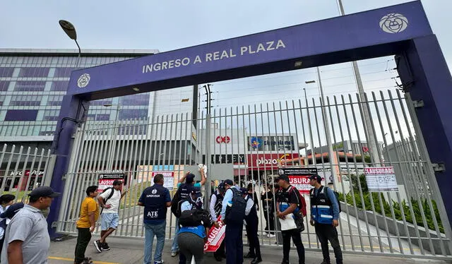 Clausuran Real Plaza Puruchuco por estructuras oxidadas y falta de pernos en techo. Foto: Elvis Cairo Clausuran Real Plaza Puruchuco por estructuras oxidadas y falta de pernos en techo. Foto: Elvis Cairo