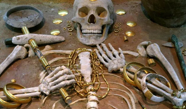 Se trata del conjunto de oro trabajado más antiguo conocido, datado entre 4600 y 4200 a.C., lo que lo vincula con la cultura de Varna, una de las primeras civilizaciones europeas. Foto: Xataka Se trata del conjunto de oro trabajado más antiguo conocido, datado entre 4600 y 4200 a.C., lo que lo vincula con la cultura de Varna, una de las primeras civilizaciones europeas. Foto: Xataka