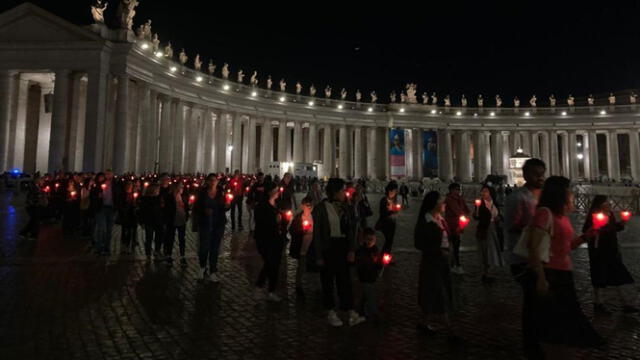  El 24 de febrero en la plaza de San Pedro se rezó el santo rosario, presidida por el Secretario de Estado, Pietro Parolin. Foto: Vatican News.    