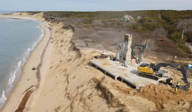  La demolición de la casa de lujo detuvo la prolongada disputa entre el propietario John Bonomi y las autoridades locales. Foto: Andre Muggiati.   